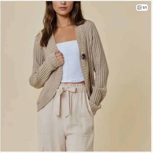 Doe & Rae Sweaters - NWT Doe & Rae Textured Taupe Cardigan